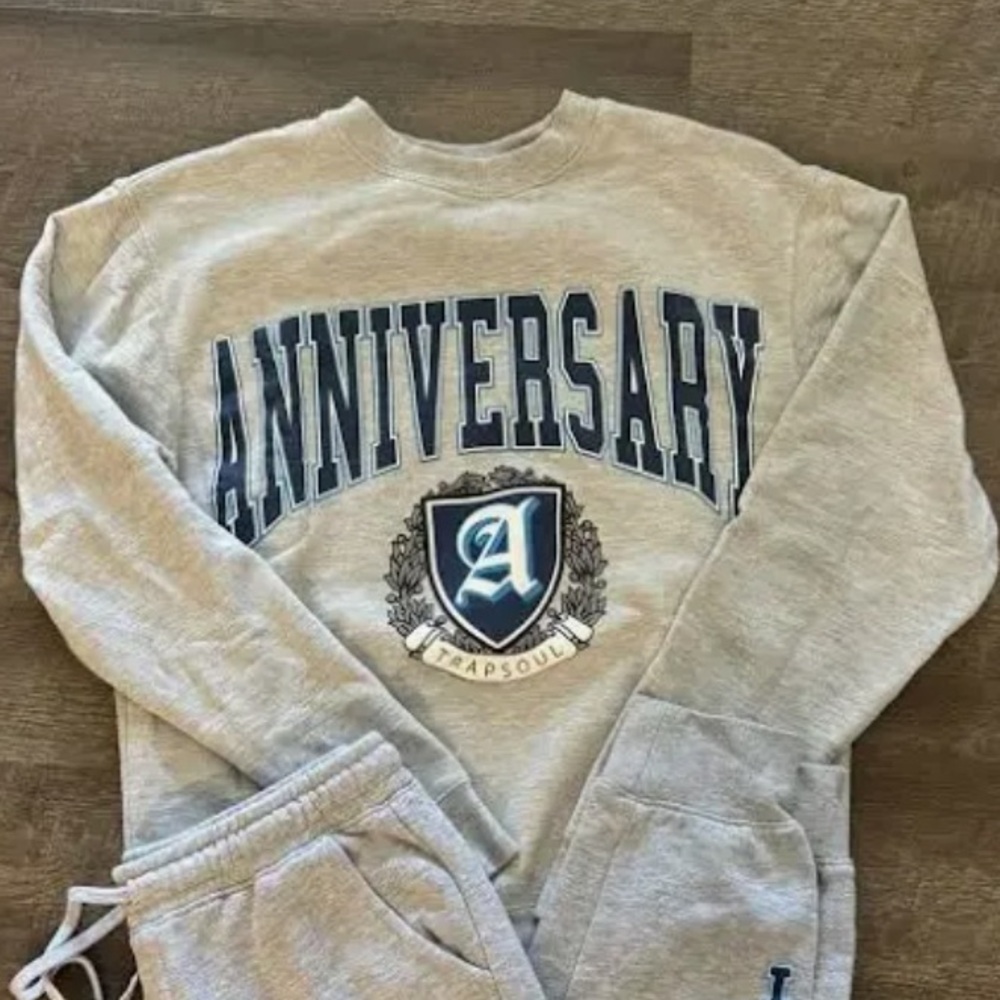 Bryson Tiller ANNIVERSARY TRAPSOUL Sweatshirt size small. SOLD OUT